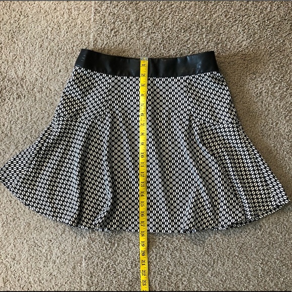 Banana Republic Mini Flared Skirt size 4 New With Tags Faux leather trim - Picture 4 of 13
